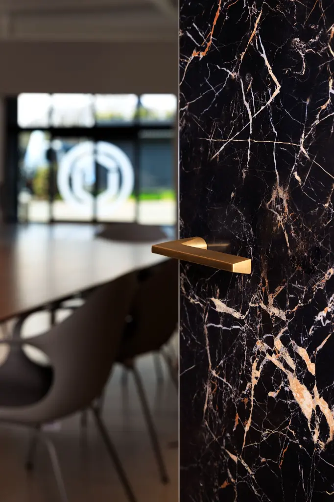 Marble door - Atlanta handle Yester bronze finish.webp