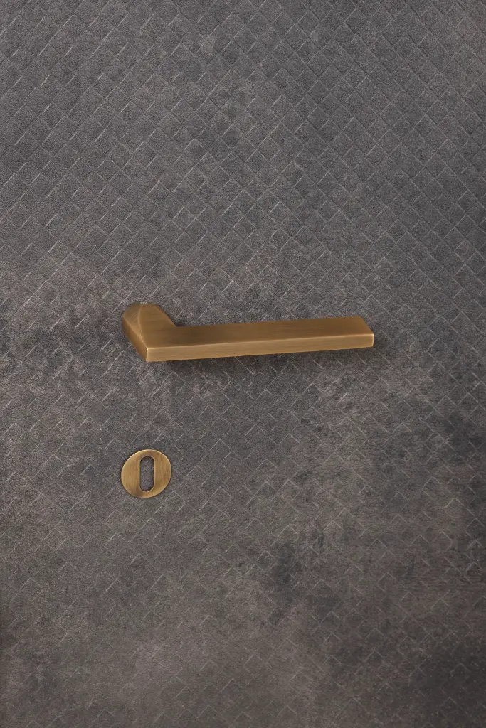 Maniglia Atlanta con bocchetta tonda foro chiave Bronzo Yester.webp