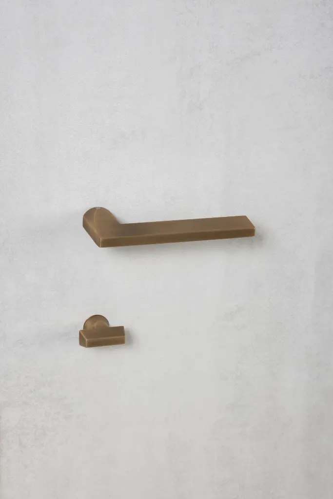 Maniglia Atlanta con nottolino Bronzo yester.webp