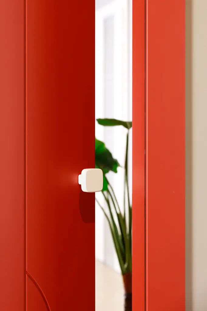 Red door - Cham knob Monviso white finish.webp