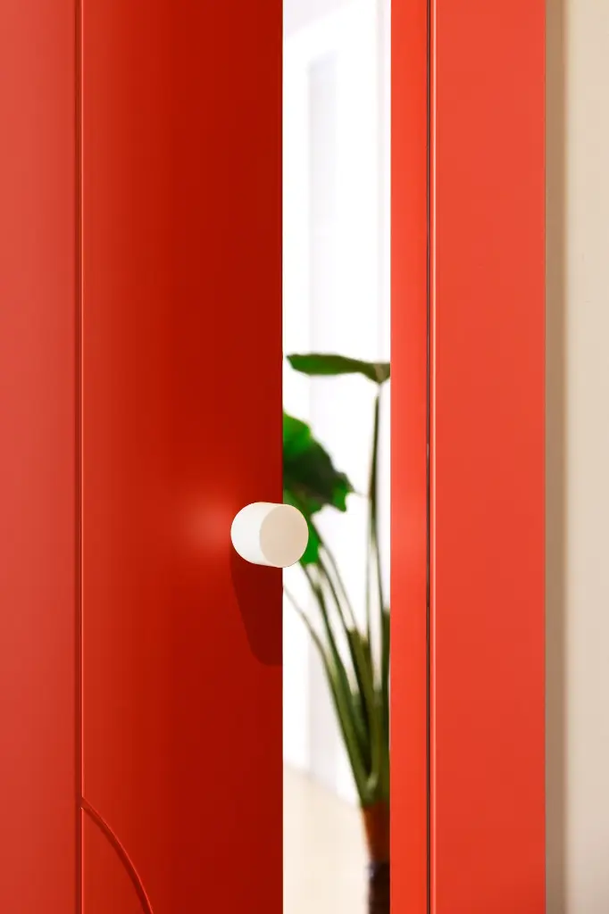 Red door - Lui knob Monviso white finish.webp