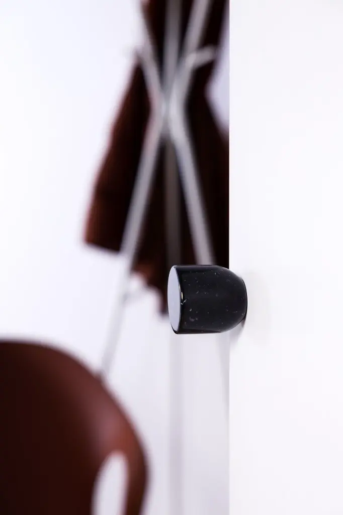 White door Lui Marble knob Marquinia black marble finish detail.webp