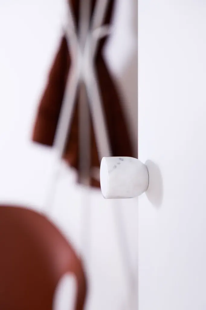 White door - Lui Marble knob White Carrara marble finish detail.webp