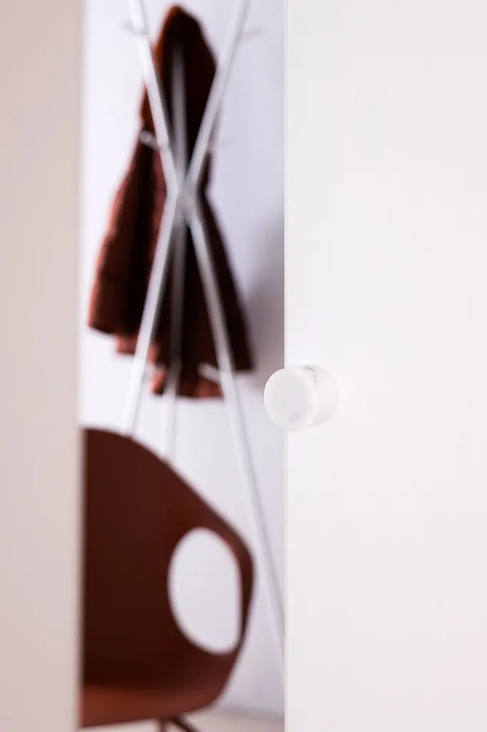 White door Lui Marble knob white Carrara marble finish.webp