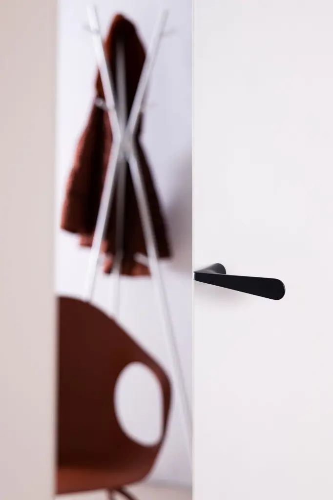 White door - Pepe handle Etna black finish.webp
