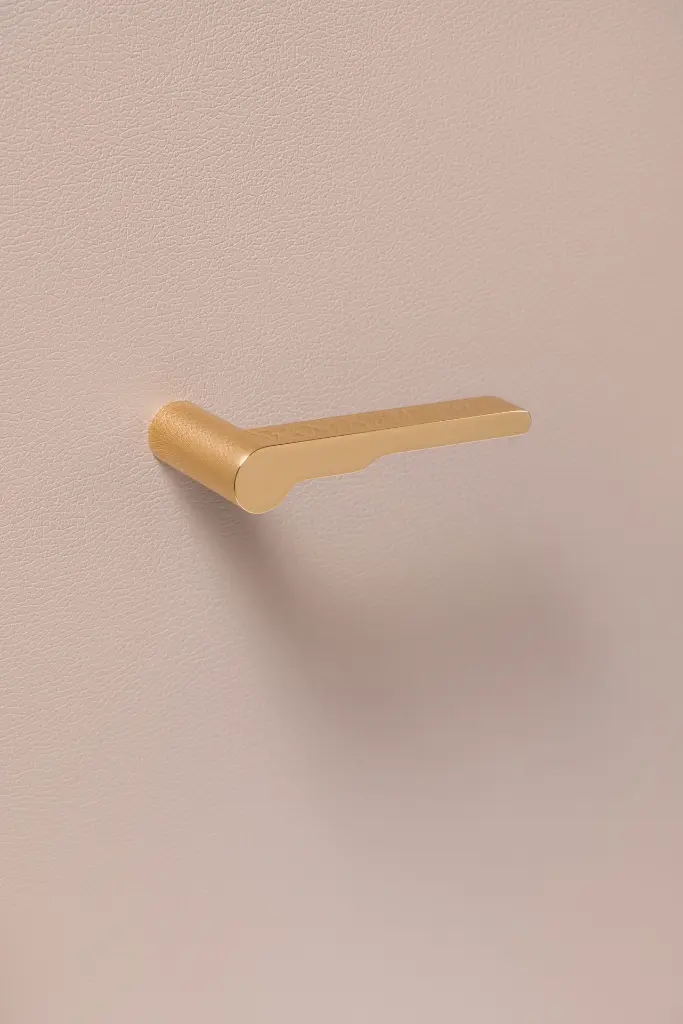 Maniglia Nuda mod. Wind Oro vernicitao.webp