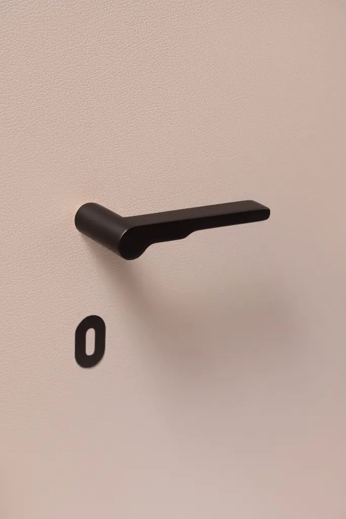Maniglia Nuda mod Wind Etna black with slim jey hole escutcheon.webp